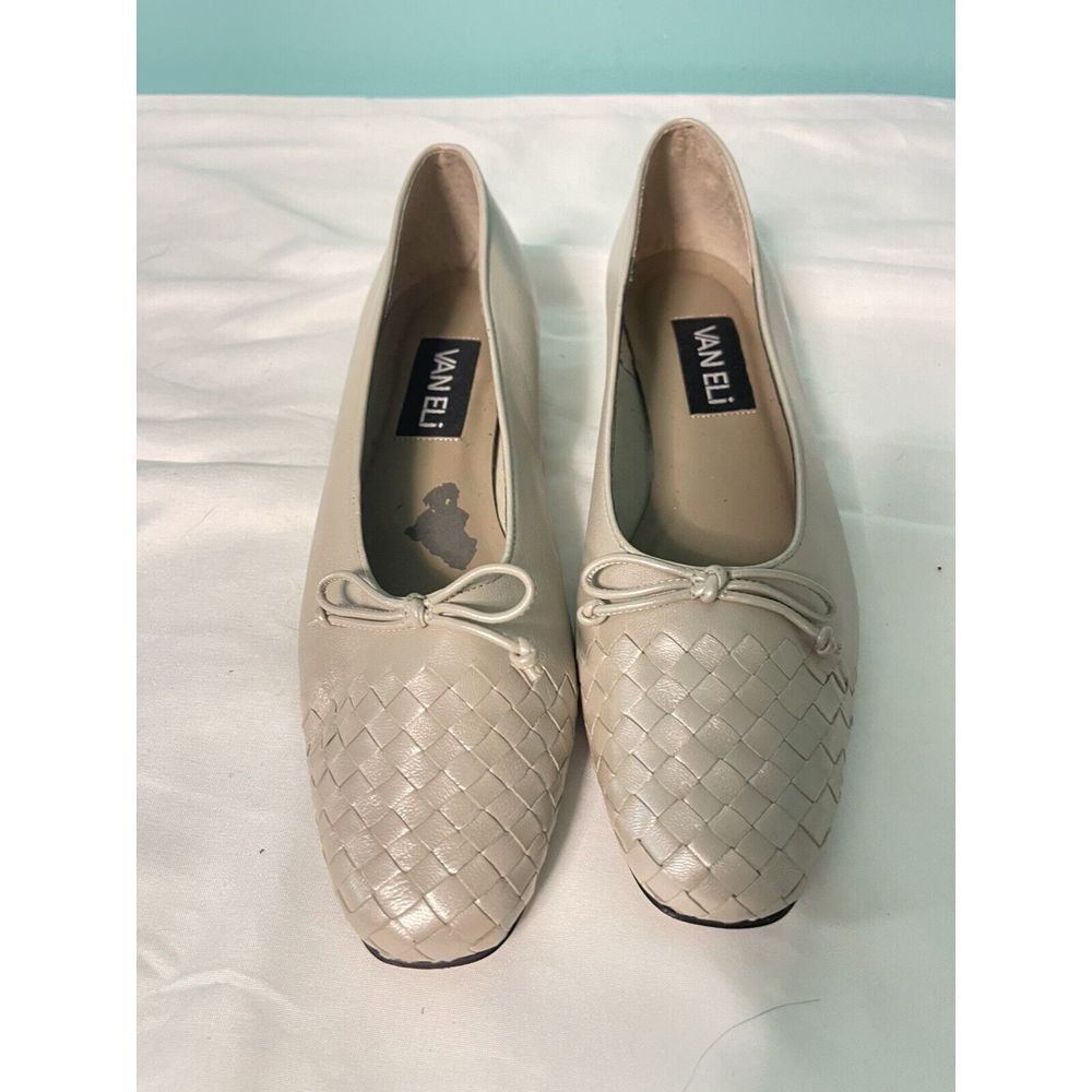 Beautiful VANELI Beige Leather Womens Size 7.5 S SLIM Slip On Flats S-257